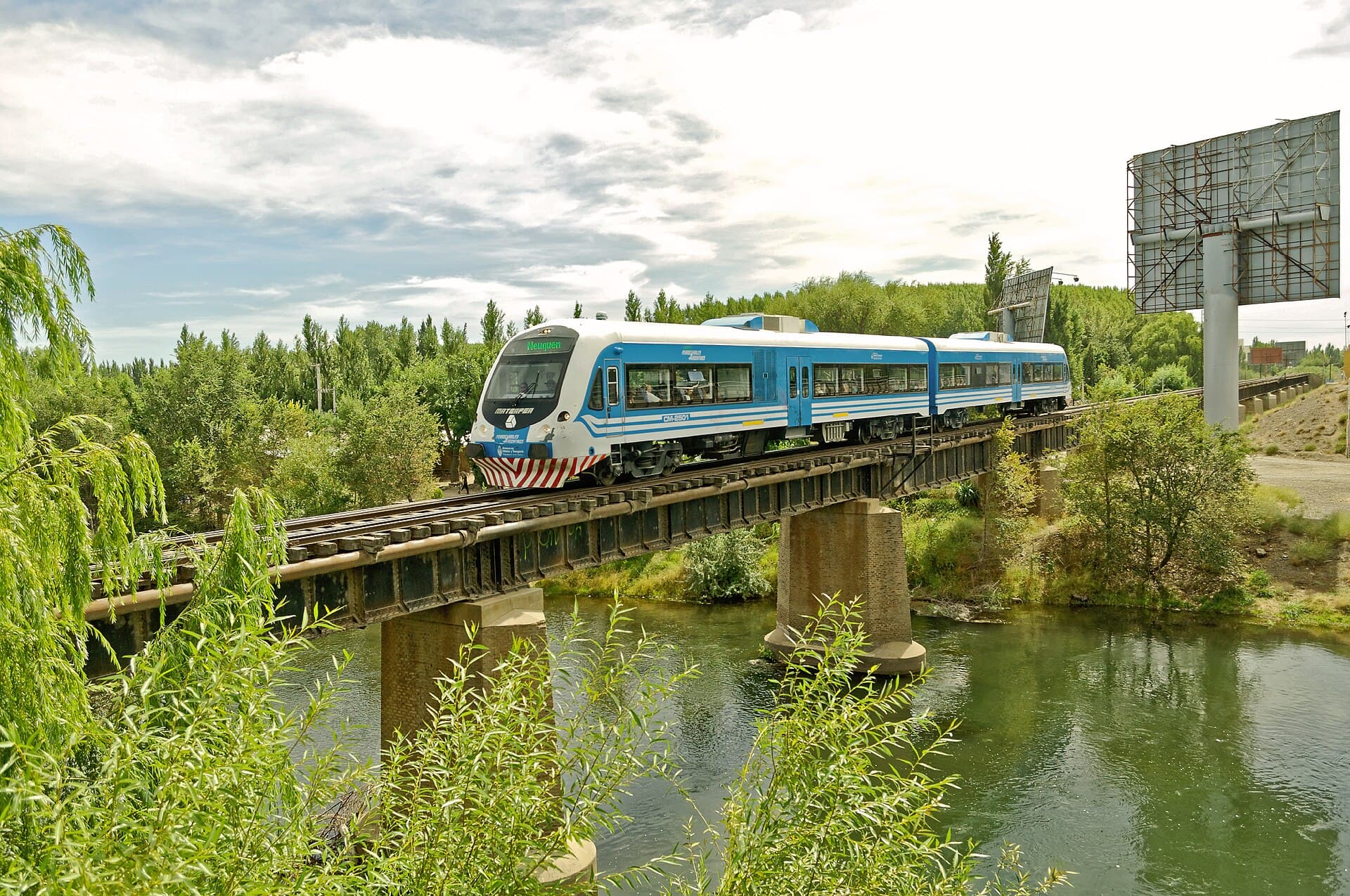 El Tren del Valle cruza el puente ferroviario que une Neuquén y Cipolletti