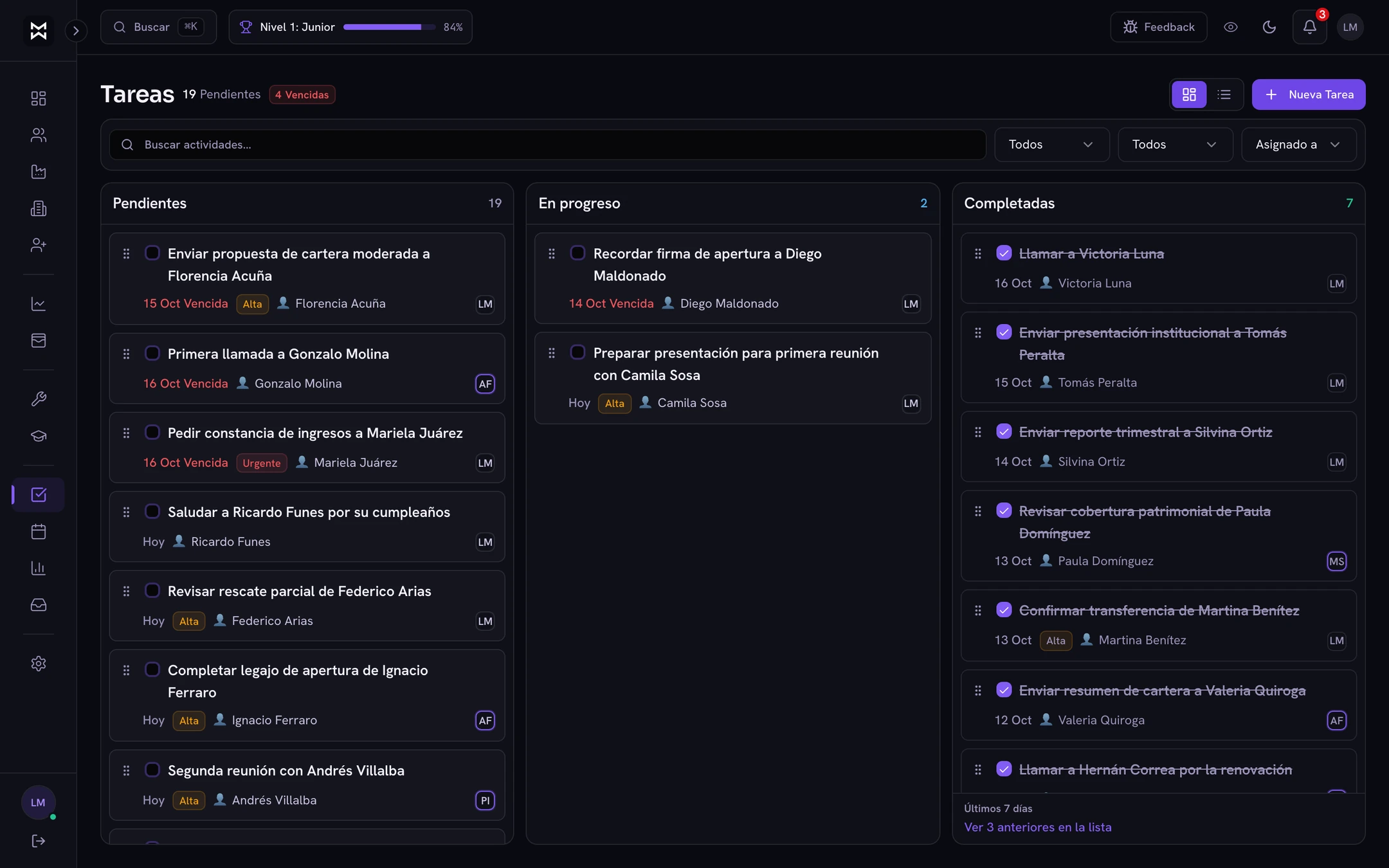 Tablero de tareas pendientes, en progreso y completadas con vencimientos y prioridades, datos ficticios