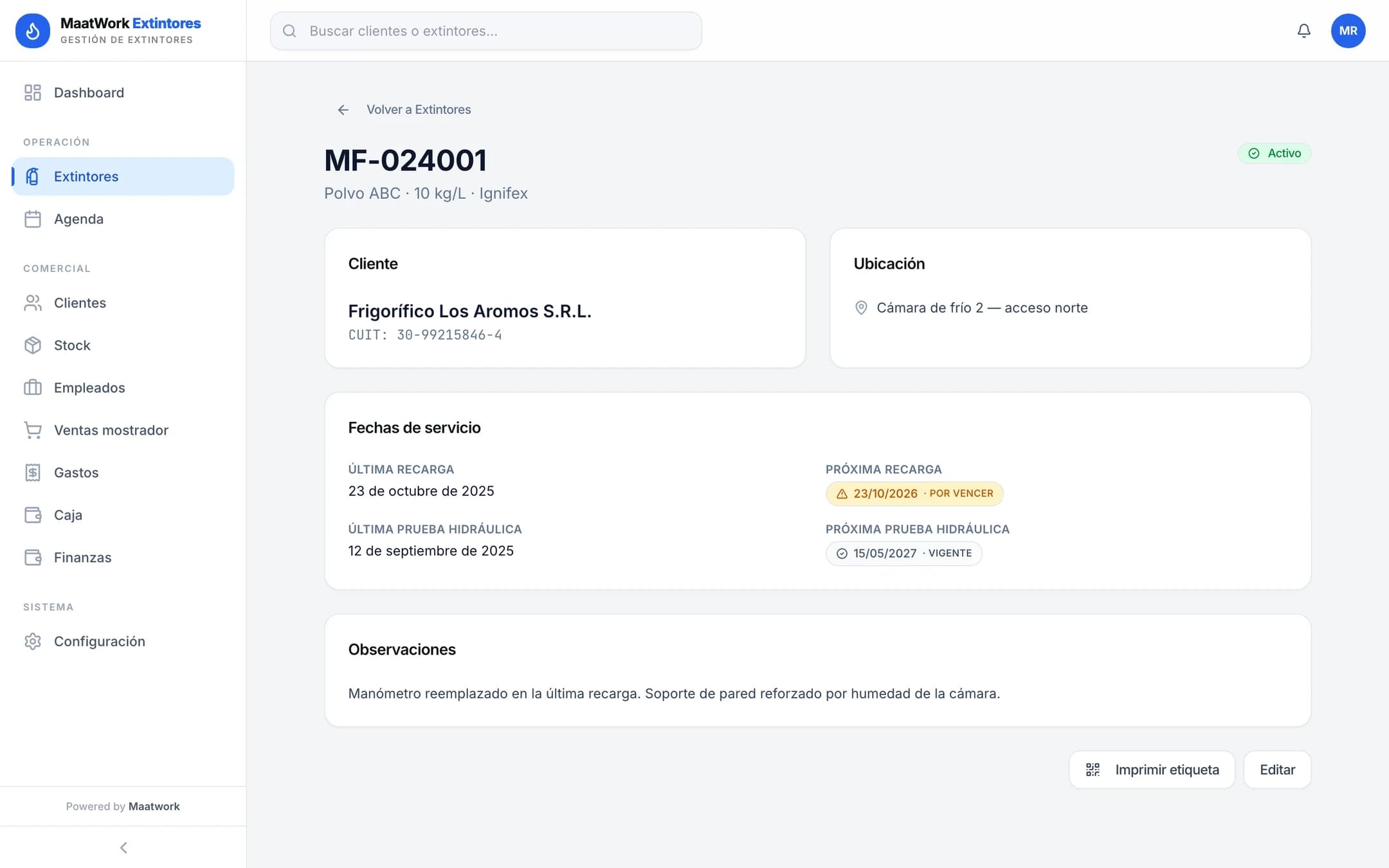 Detalle de un extintor ABC de 10 kg con cliente, ubicación, fechas de recarga y prueba hidráulica y observaciones, con datos ficticios