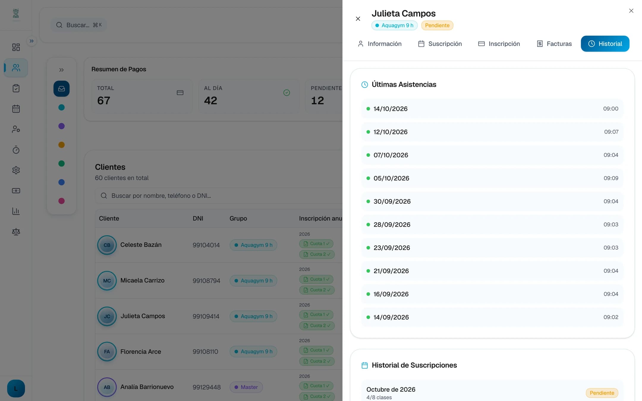 Ficha de una clienta abierta con sus grupos, historial de cuotas, comprobantes y asistencias, datos ficticios