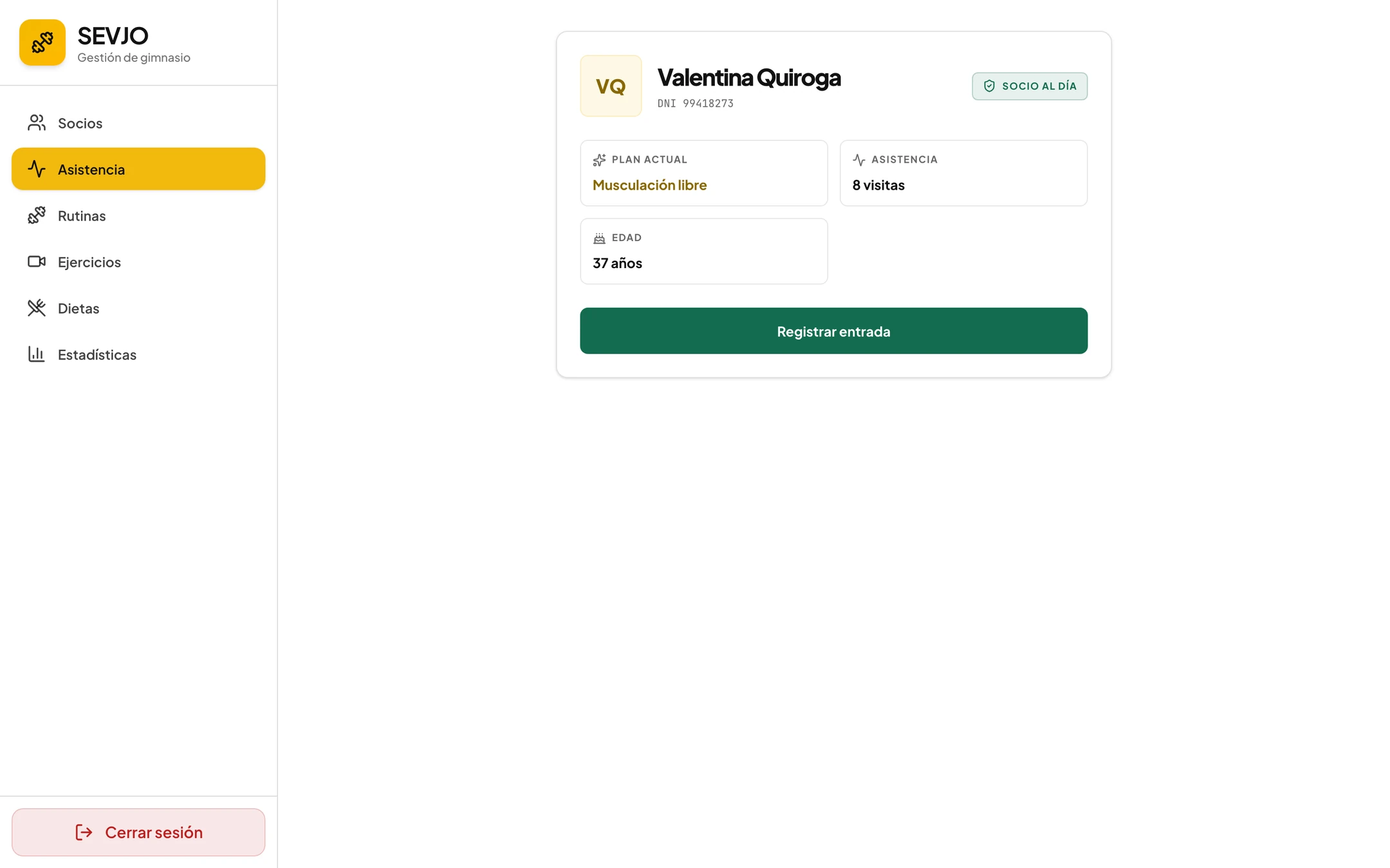 Kiosco de ingreso con la tarjeta de una socia y el estado de su cuota; datos ficticios