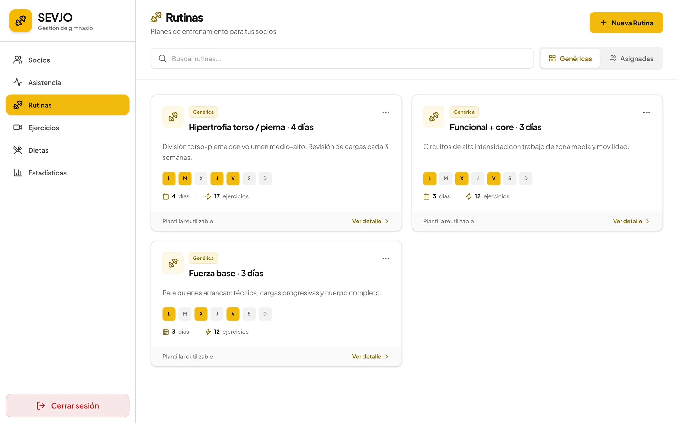 Biblioteca de rutinas de entrenamiento con días por semana y ejercicios; datos ficticios